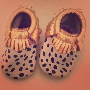 Size 2 Freshly Picked Moccasins rose gold/blk dot
